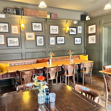 オールトン White Hart Bed & Breakfast エクステリア 写真